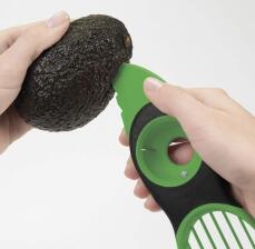 OXO Good Grips 3-in-1-Avocadoschneider in grün