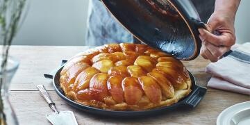 Emile_Henry_Apfel_Kuchen_Tarte_Tatin_EH_6699_Life_SetTatin_Delight_TatinRelease_15_H_KochForm_3000_2000.jpg