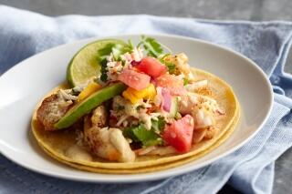 Fisch Tacos mit Krautsalat und Wassermelonen Salsa