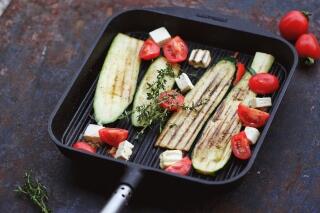 Gegrillte Zucchini mit Feta & Tomaten