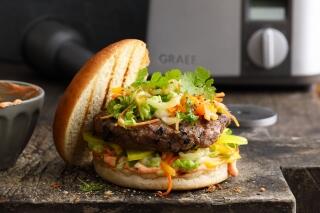 Klassischer Burger mit Süßkartoffelchips