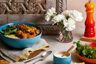 Buddha Bowl mit gebratenem Curry-Blumenkohl und Butternut-Kürbis