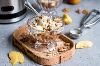 Vegane Maple-Walnut Eiscreme mit Apple Crumble