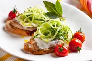 Schweinerückensteak auf Röstbrot mit Zazikihaube