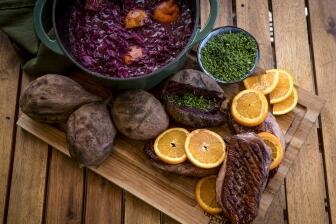 Entenbrust vom Grill mit Orange, Rotkohl und Süßkartoffeln