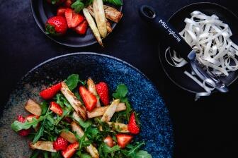 Gebratener Spargelsalat mit Rucola und Erdbeeren