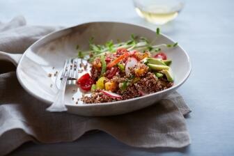 Quinoa Salat mit Obst und Gemüse