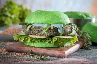 Grüner Veggie-Burger mit Quinoa-Patty und Wasabi-Mayonnaise