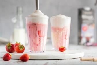 Erdbeer-Milchshake mit Vanilleschaum