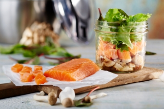 Blattsalat mit mariniertem Lachs und gebratenen Pilzen