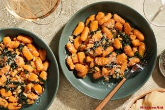 Süßkartoffelgnocchi mit brauner Butter und Honig-Sauce