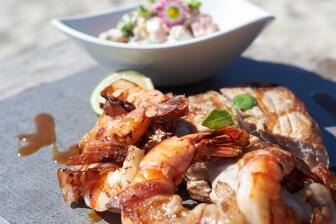 Surf and Turf mit Scampi und Thunfisch, dazu Melonen-Gurkensalat