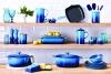 Le Creuset Speiseteller azure blaues Geschirr-Set auf Küchenregal