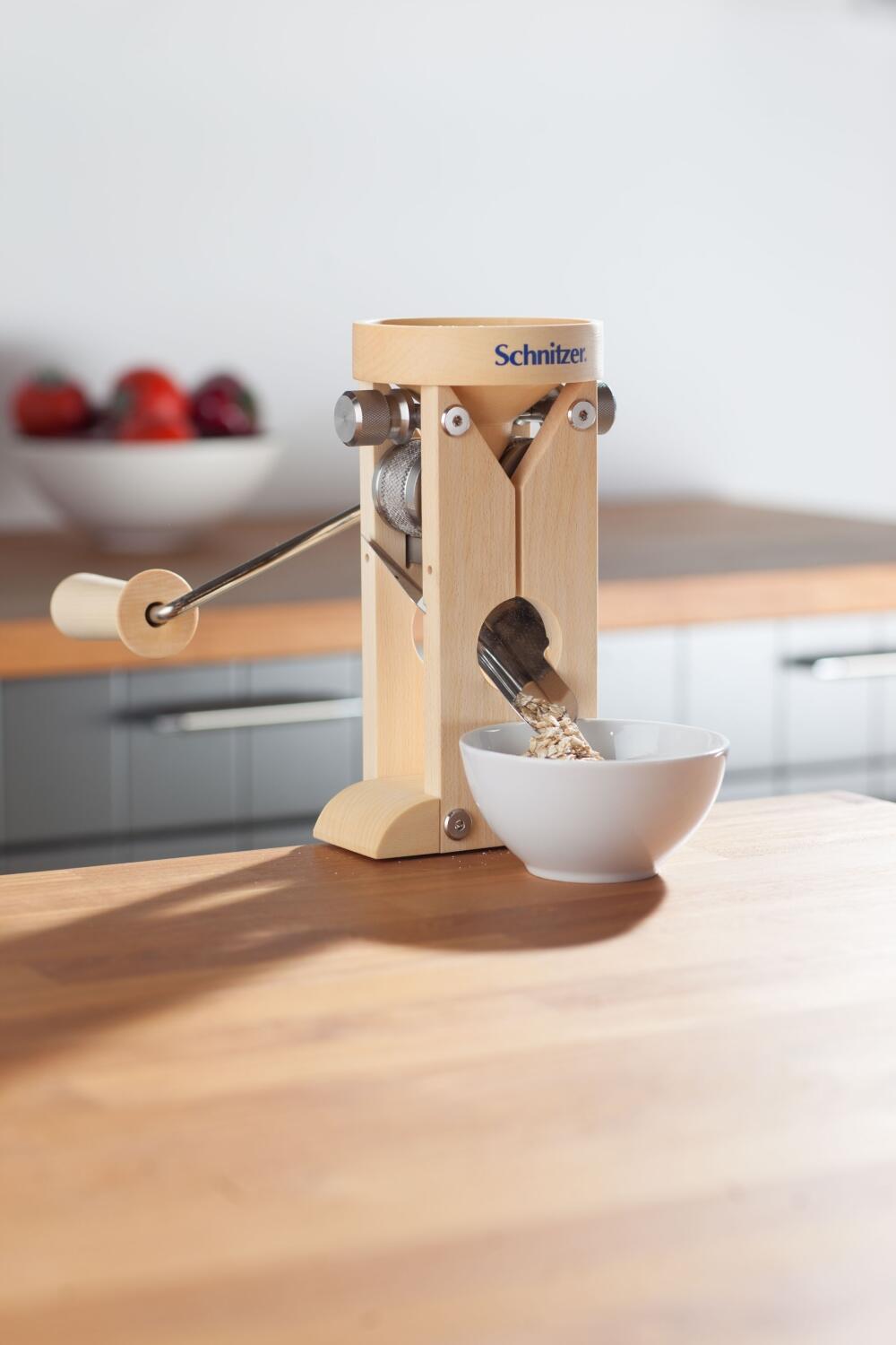 Schnitzer CAMPO Getreideflocker mit Edelstahlwalze, Flocken in Schüssel