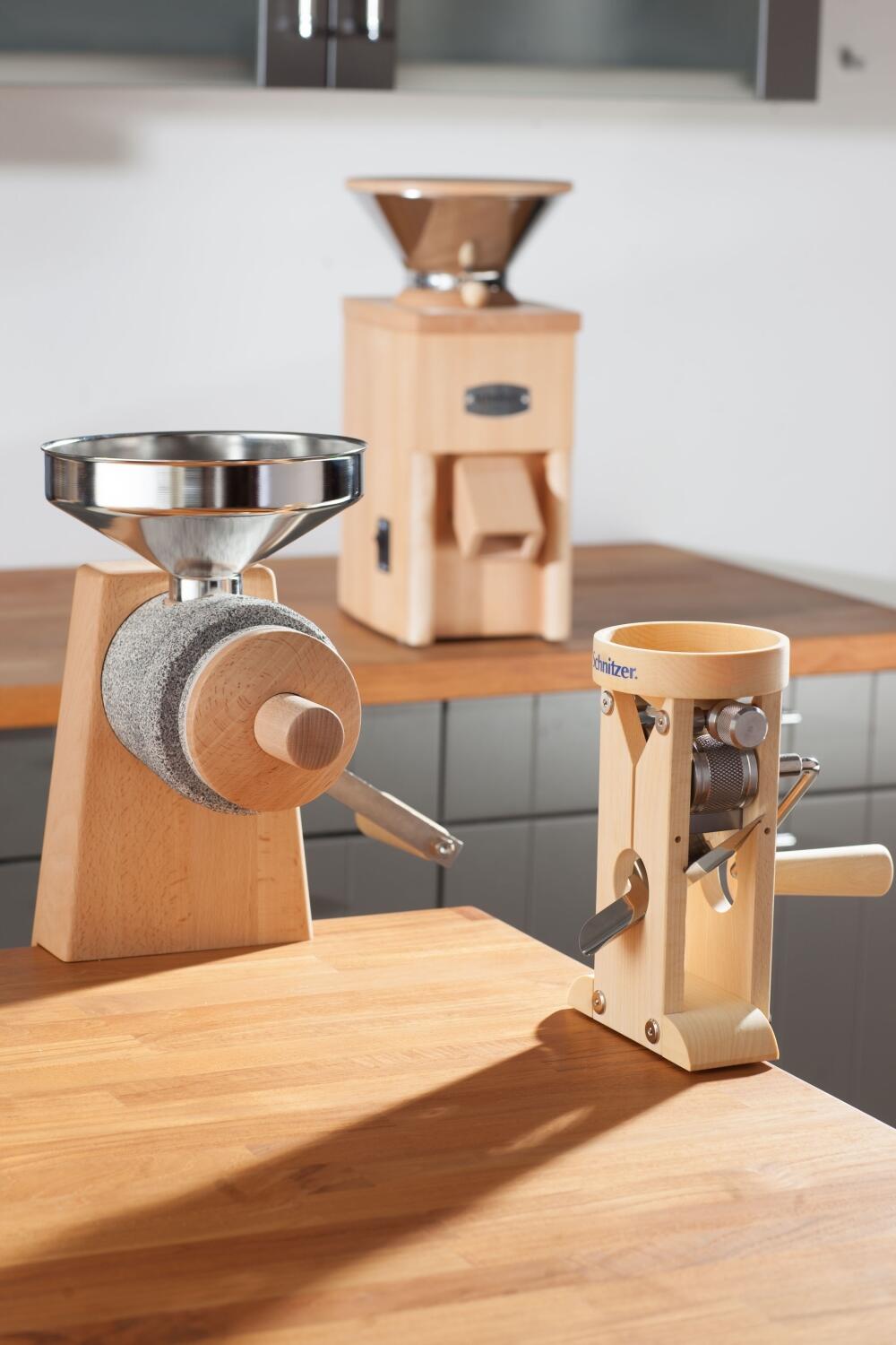 Schnitzer Getreideflocker CAMPO Edelstahlwalze auf Küchenarbeitsplatte Holzdesign