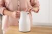 alfi Isolierkanne Econscious oatmeal beige, Person öffnet Deckel