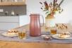 alfi Isolierkanne Studio Tea spicy red 1L auf Tisch