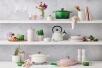 Le Creuset Mini Cocotte white auf Küchenregal mit Geschirr
