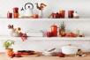 Le Creuset Mini Cocotte white auf Küchenregal mit Geschirr