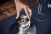 höfats SPIN 1200 Bio-Burner mit Löschdeckel wird geschlossen