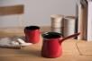 Riess Emaille Kaffeekocher rot aus Emaille auf Holztisch