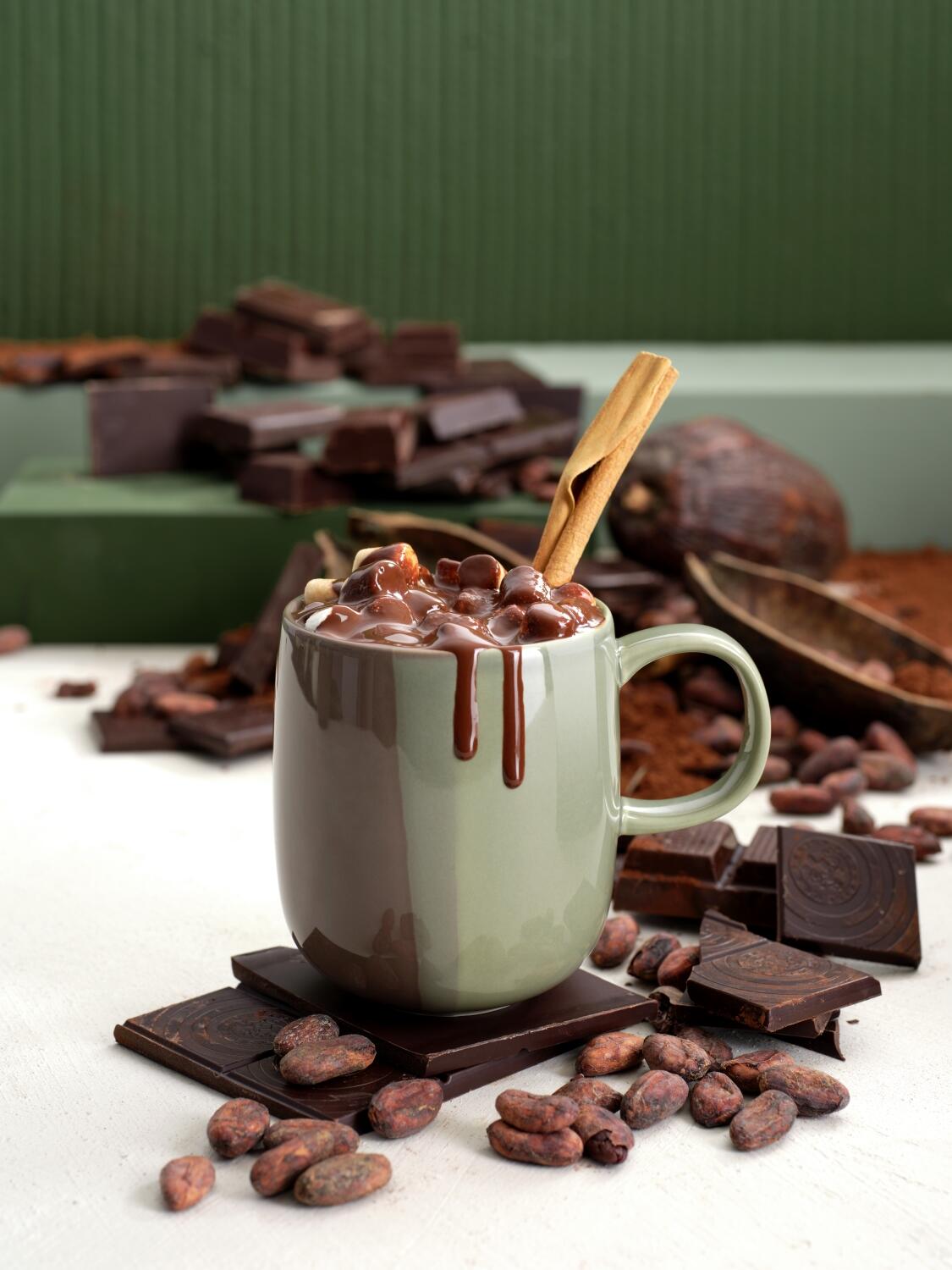 ASA Henkelbecher Joy pistachio mit heißer Schokolade und Zimtstange
