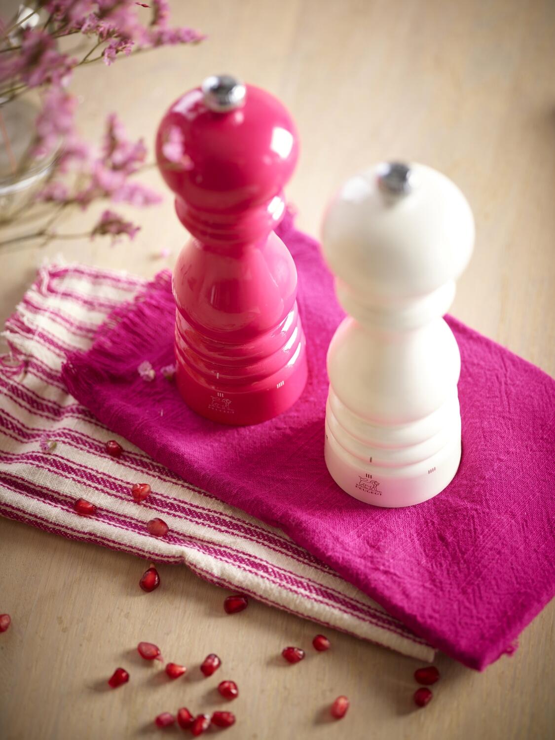 Peugeot Paris u′Select Pfeffermühle bonbonrosa und weiß auf Tuch