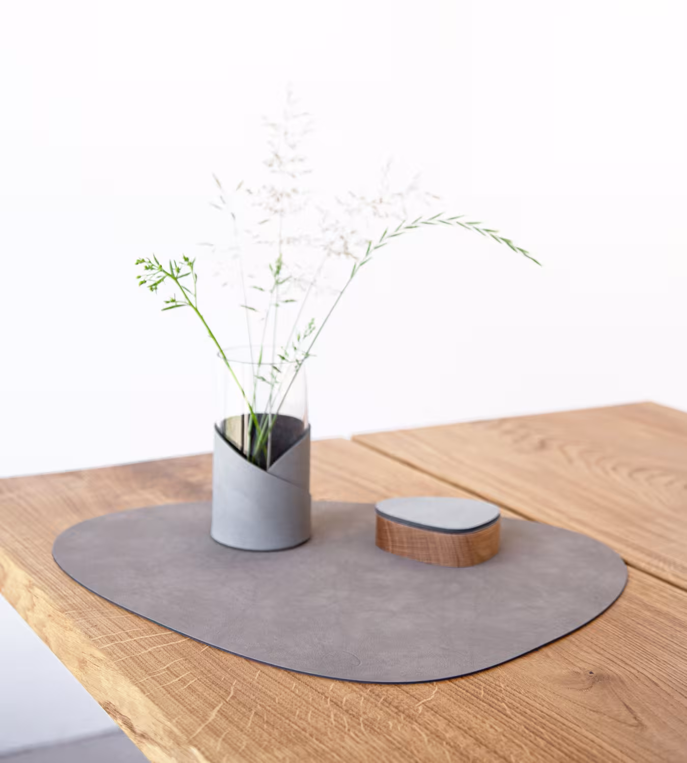 Lind DNA Tischset Curve L Nomad Grey 2er-Set auf Holztisch