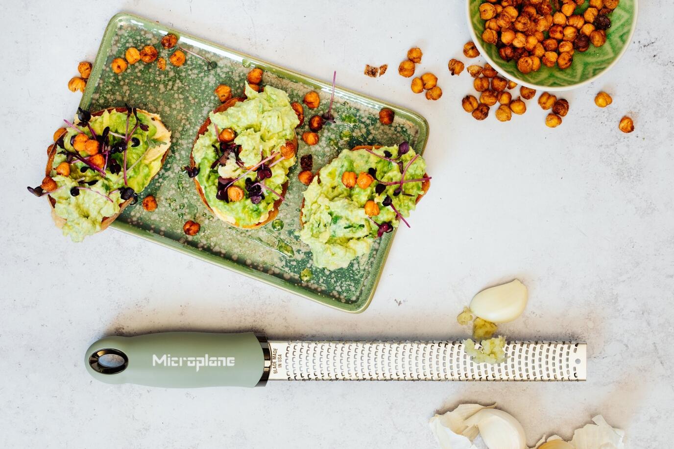 Microplane_Premium_Classic_46723_Zester_Sage_Green_Avocado_Toast_Garlic_2_KochForm_3000_2000