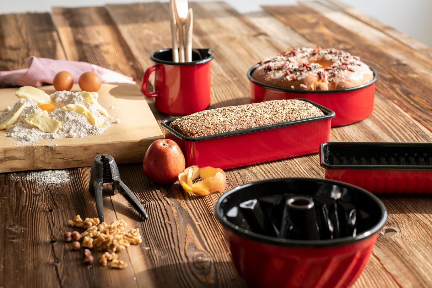 RIESS_AMBIENTE_CLASSIC_Color_rot_Backformen_01_highres_Emaille_Brot_Kuchen_KochForm_3000_2000