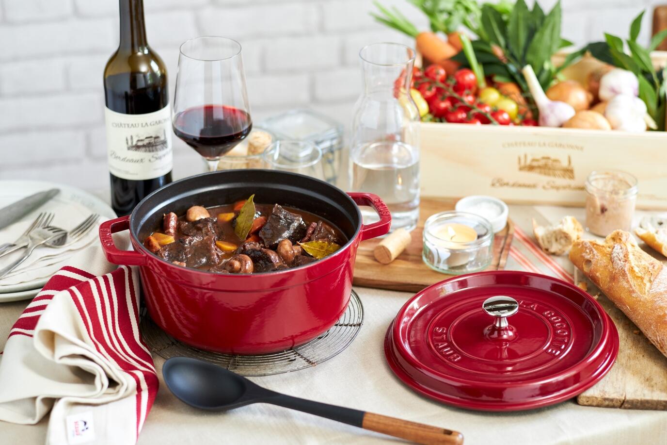 Staub_Cocotte_Fleisch_Rotwein_424410175_Boeuf_Bourguignon_KochForm_3000_2000