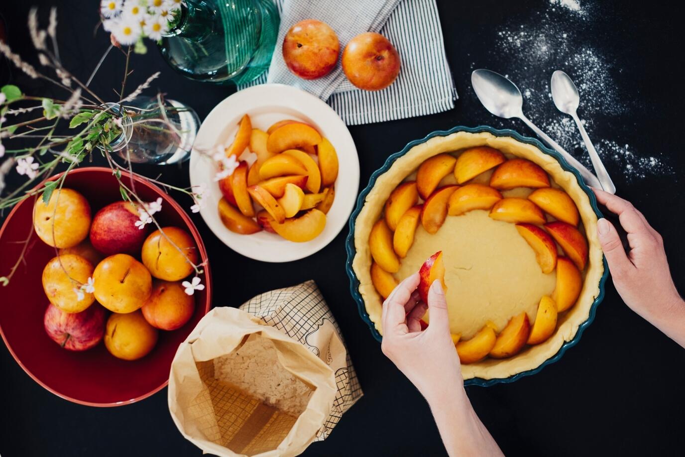 Emile_Henry_EH_602X_Life_DeepFlanDish_PlumTart_Making1_V_Obstkuchen_belegen_KochForm_1771_1181