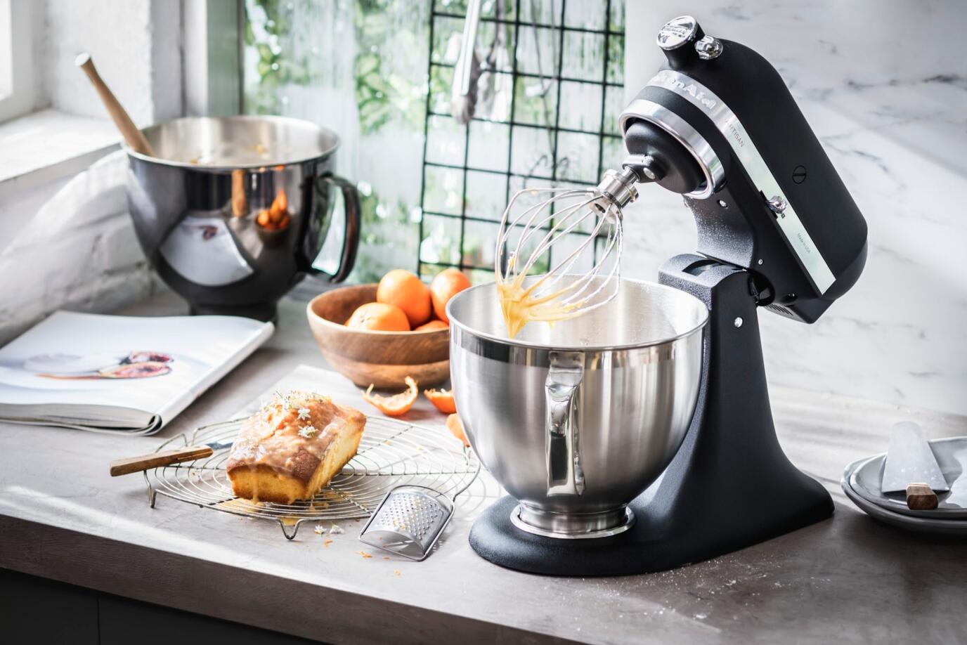 Kitchen_Aid_Kuechenmaschine_5KSM5SSBRB_5KSM185PSEBK_BLACK_ORANGE_CAKE_281_KochForm_1999_1333