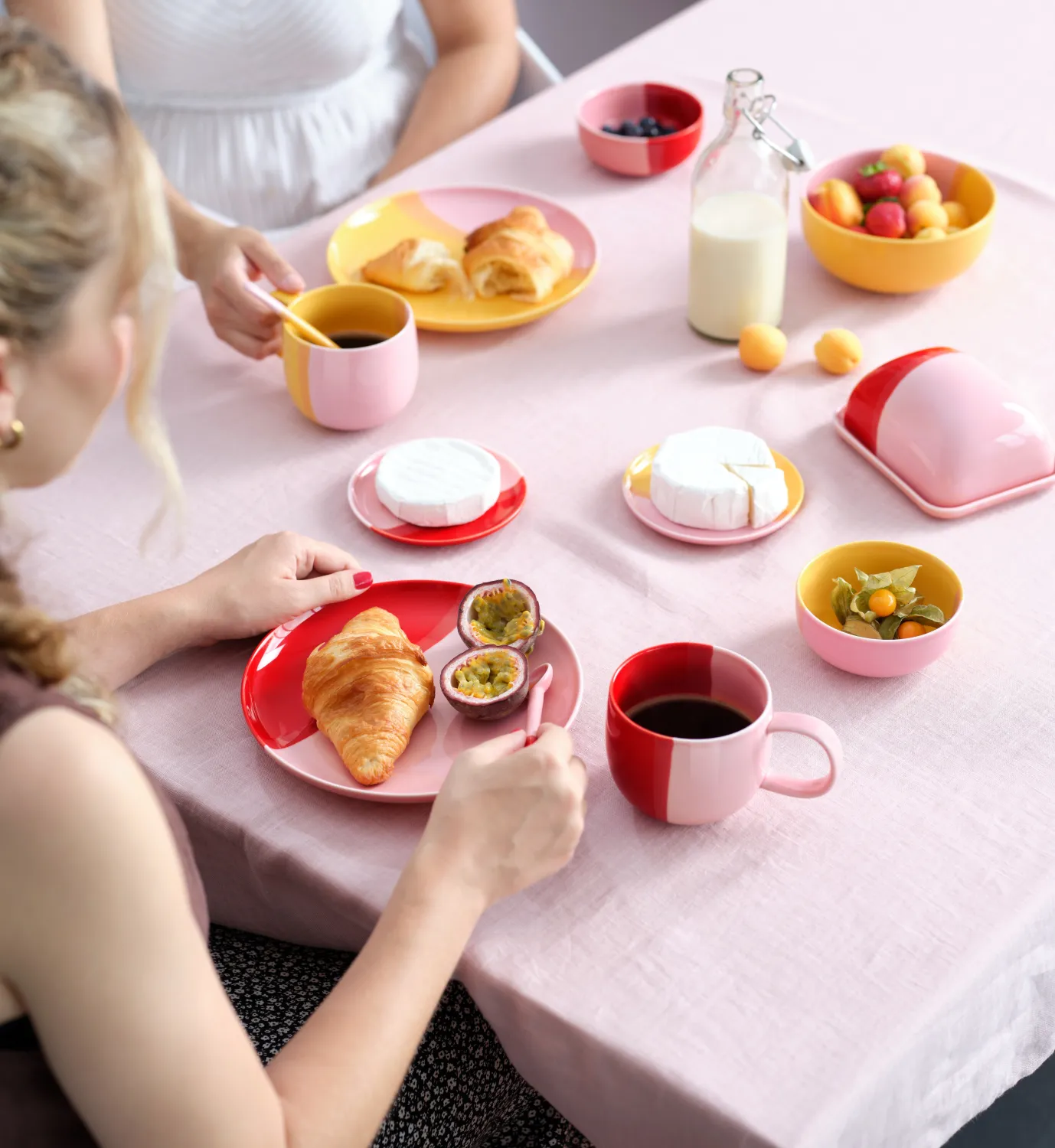 ASA Vase Joy strawberry smoothie auf Frühstückstisch in Rosa-Tönen