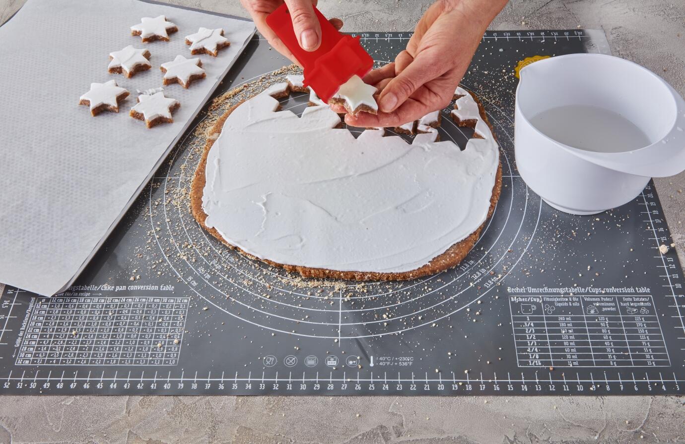 Birkmann Zimtstern-Ausstecher sticht Sterne aus Zuckergusskuchen