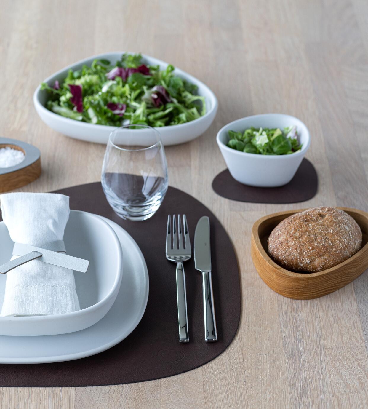 Lind DNA Tischset Curve L Dark Brown auf Holztisch 2er-Set