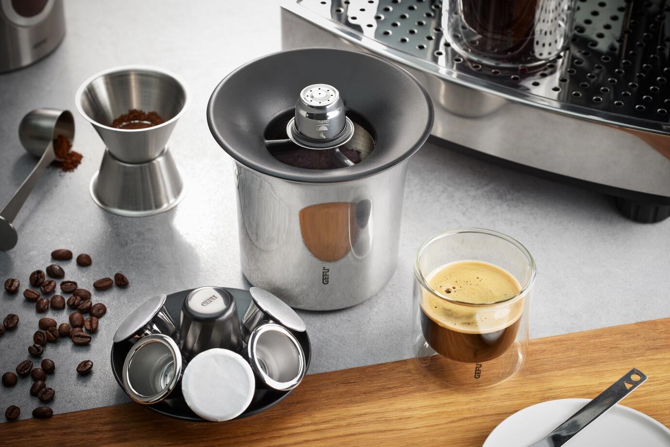 GEFU CONSCIO Kaffeesatz Sammelbehälter Edelstahl neben Espresso und Kaffeebohnen