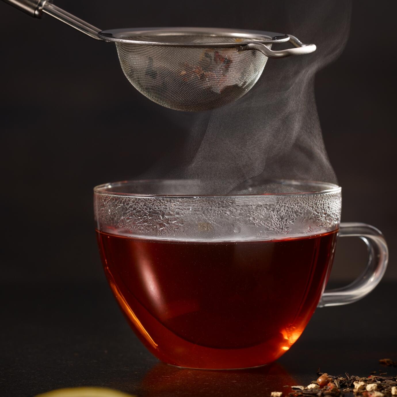 Rösle Teesieb feinmaschig Rundgriff über Teetasse mit Dampf