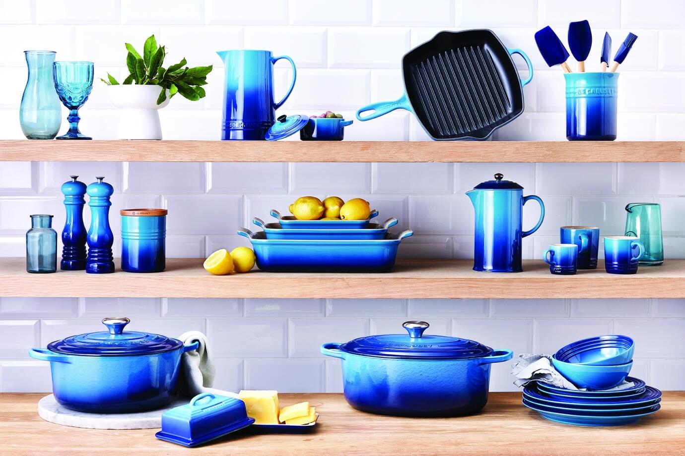 Le Creuset Speiseteller azure blaues Geschirr-Set auf Küchenregal