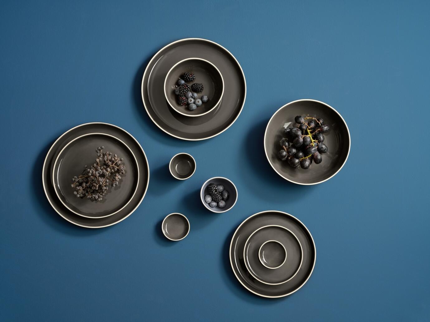 ASA Semana Henkelbecher caviar, dunkles Geschirr-Set mit Beeren auf Blau