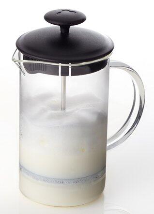 Leonardo Milchaufschäumer Caffè per me Glas mit Milchschaum