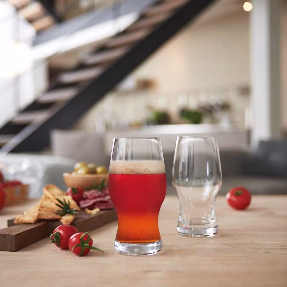 Leonardo Bierbecher Taverna 2er Set mit Bierglas auf Tisch