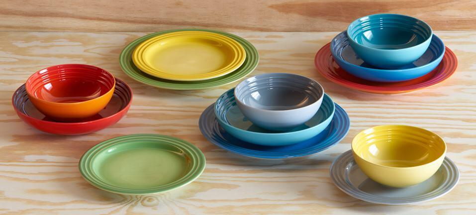 Le Creuset Frühstücksteller kirschrot mit bunten Schalen und Tellern