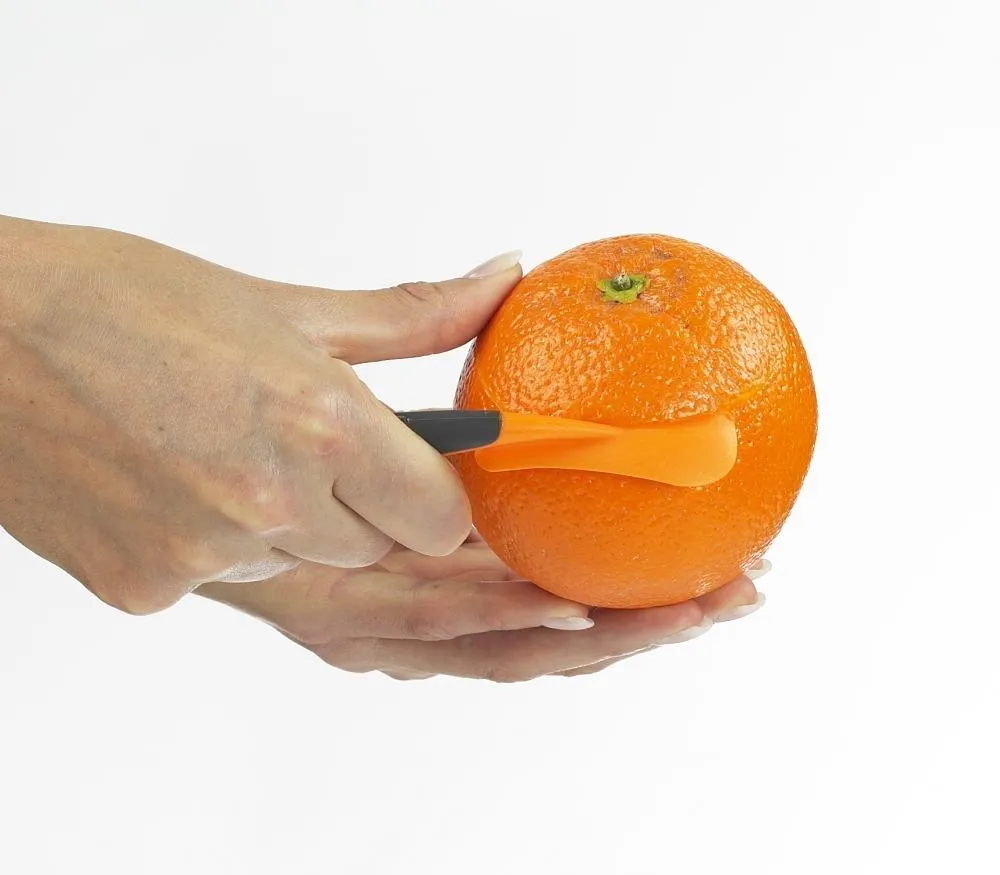 Lurch Orangenschäler schält Orange sicher und schnell in der Hand