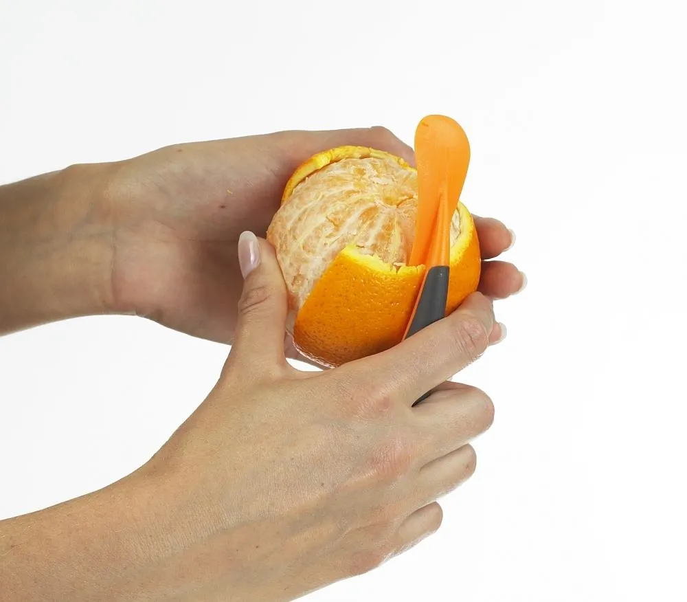 Lurch Orangenschäler schält Orange schnell und sauber in der Hand