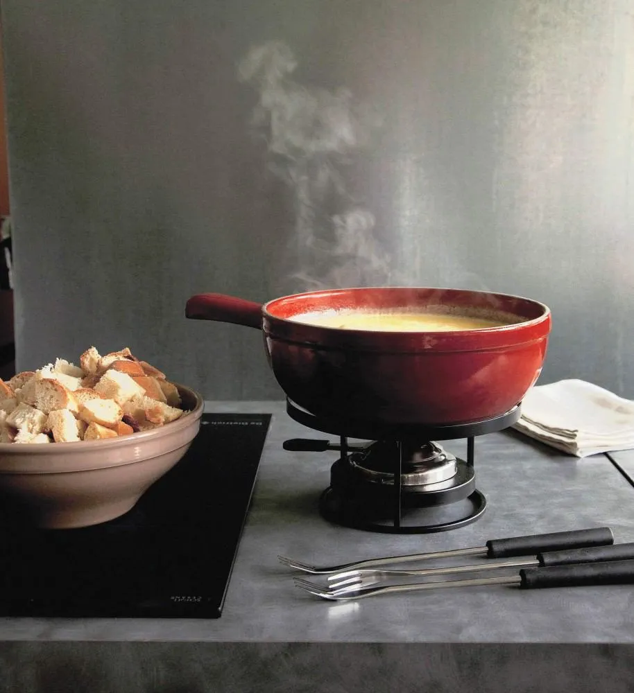Emile Henry Käsefondue-Set fusain, dampfender Topf auf Rechaud