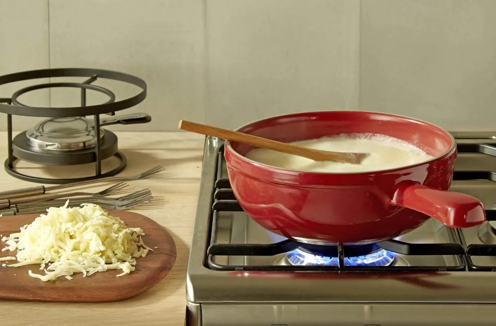 Emile Henry Käsefondue-Set fusain auf Gasherd mit Käse