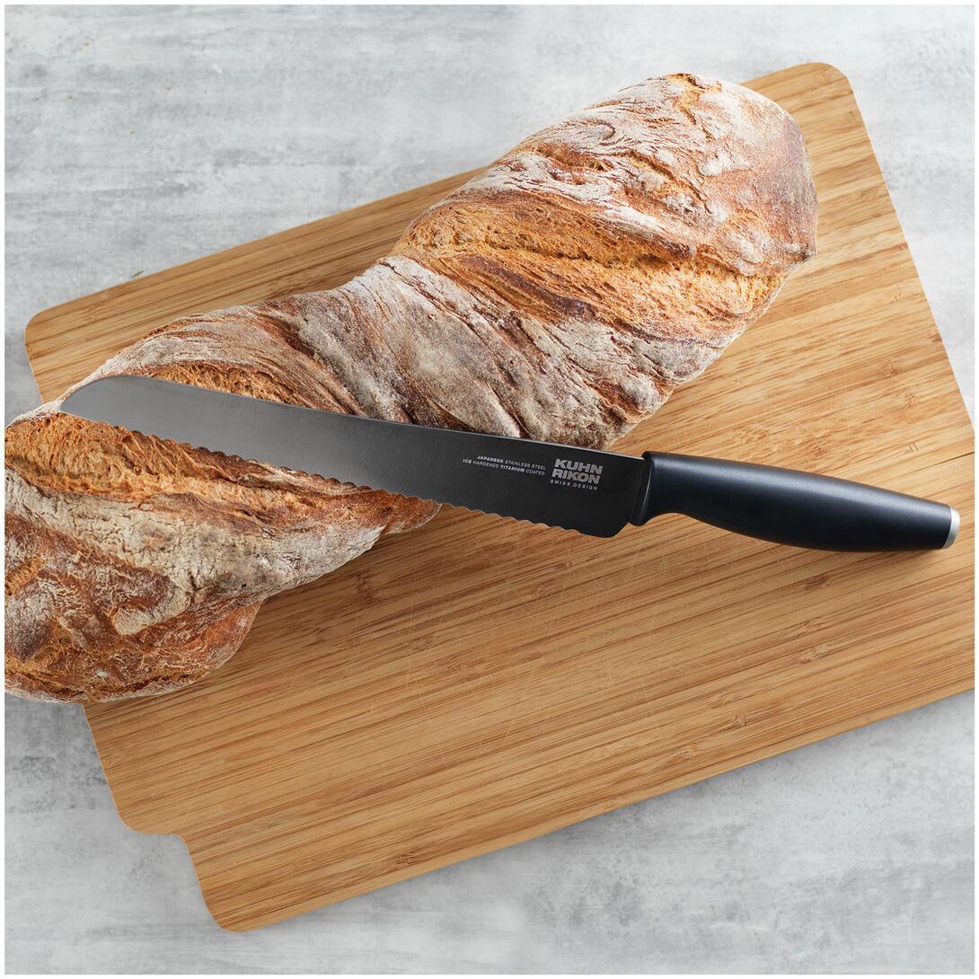Kuhn Rikon COLORI Titanium Brotmesser graphit schneidet Brot auf Brett