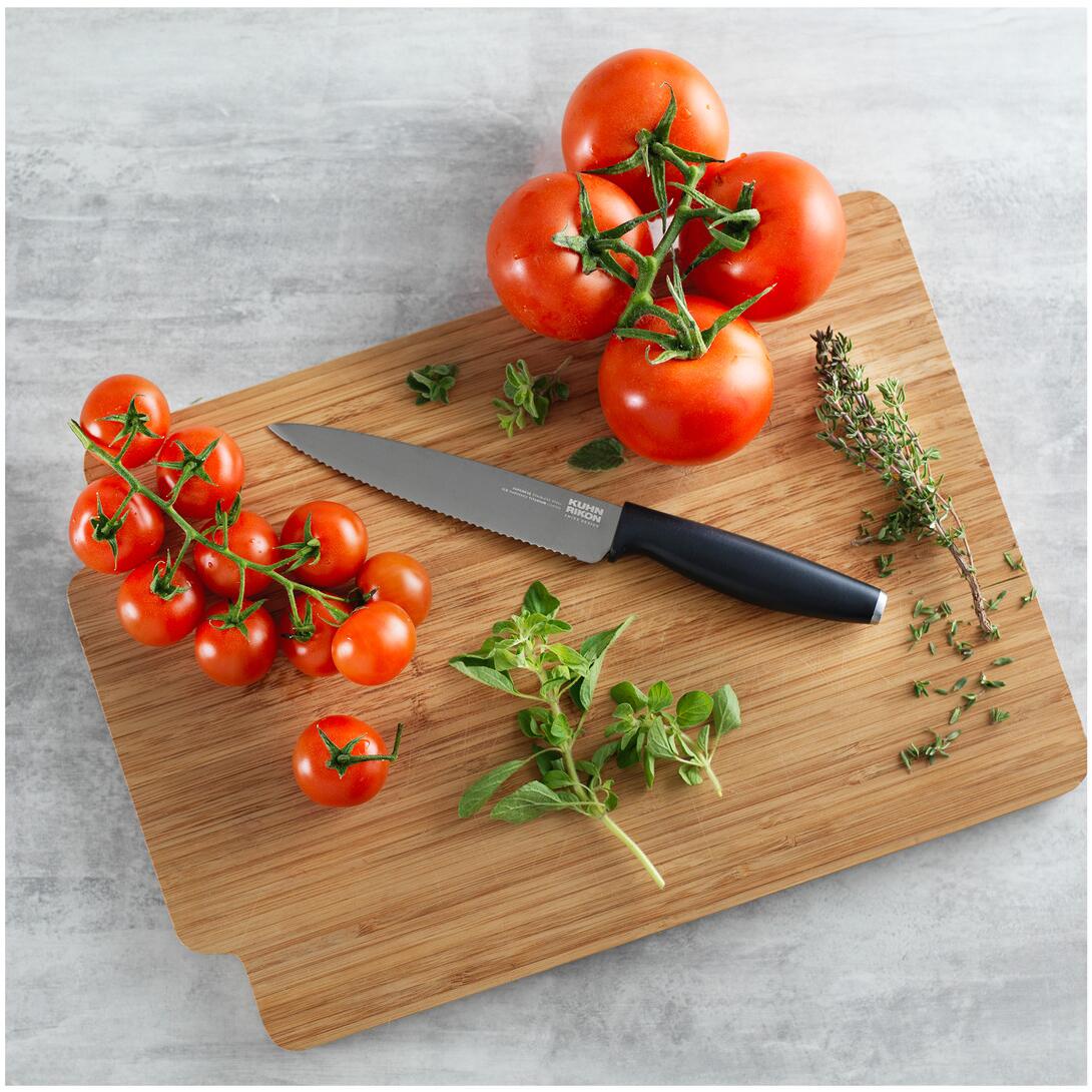 Kuhn Rikon COLORI Titanium Allzweckmesser gezackt graphit auf Schneidebrett