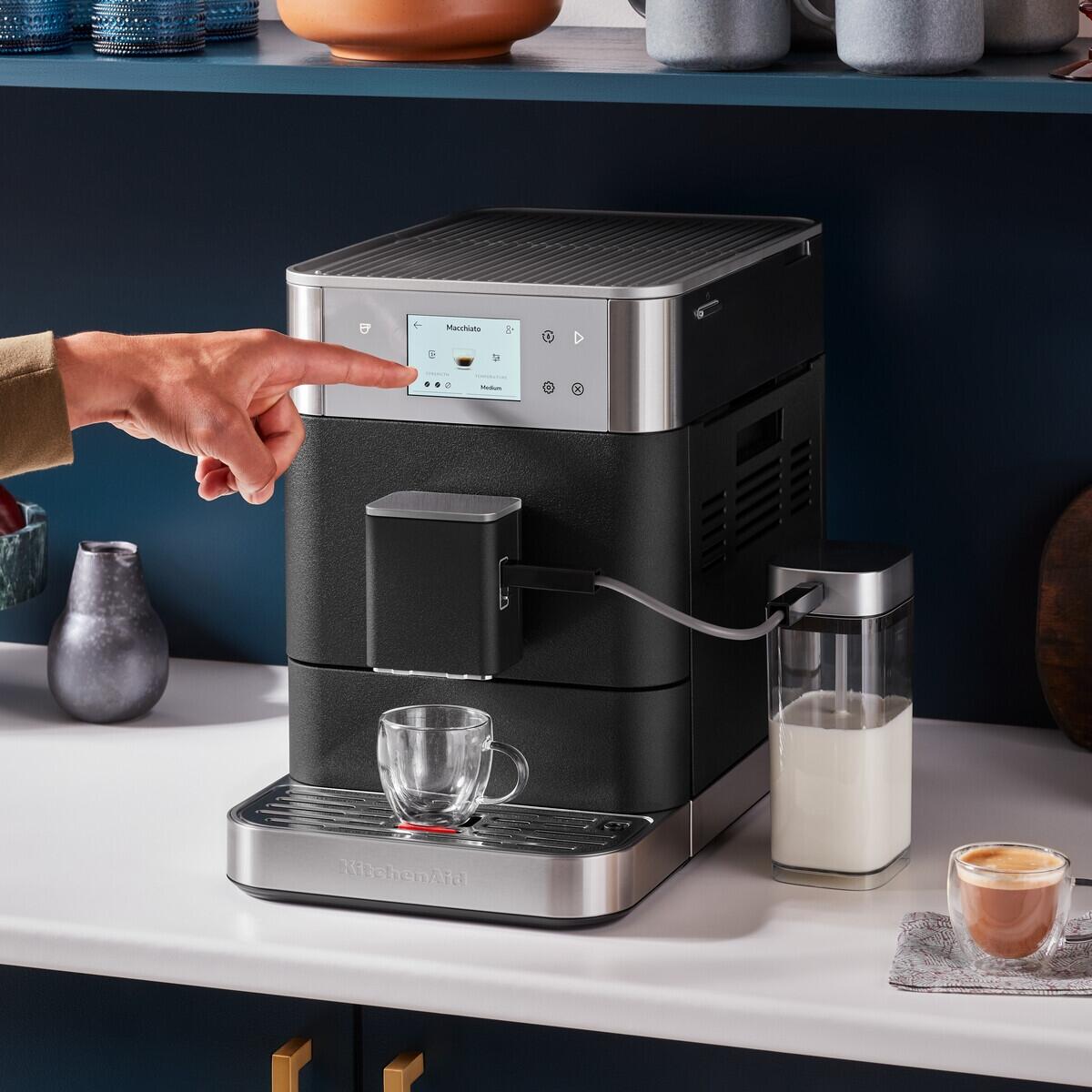 KitchenAid Milchbehälter Kaffeevollautomat am Gerät angeschlossen